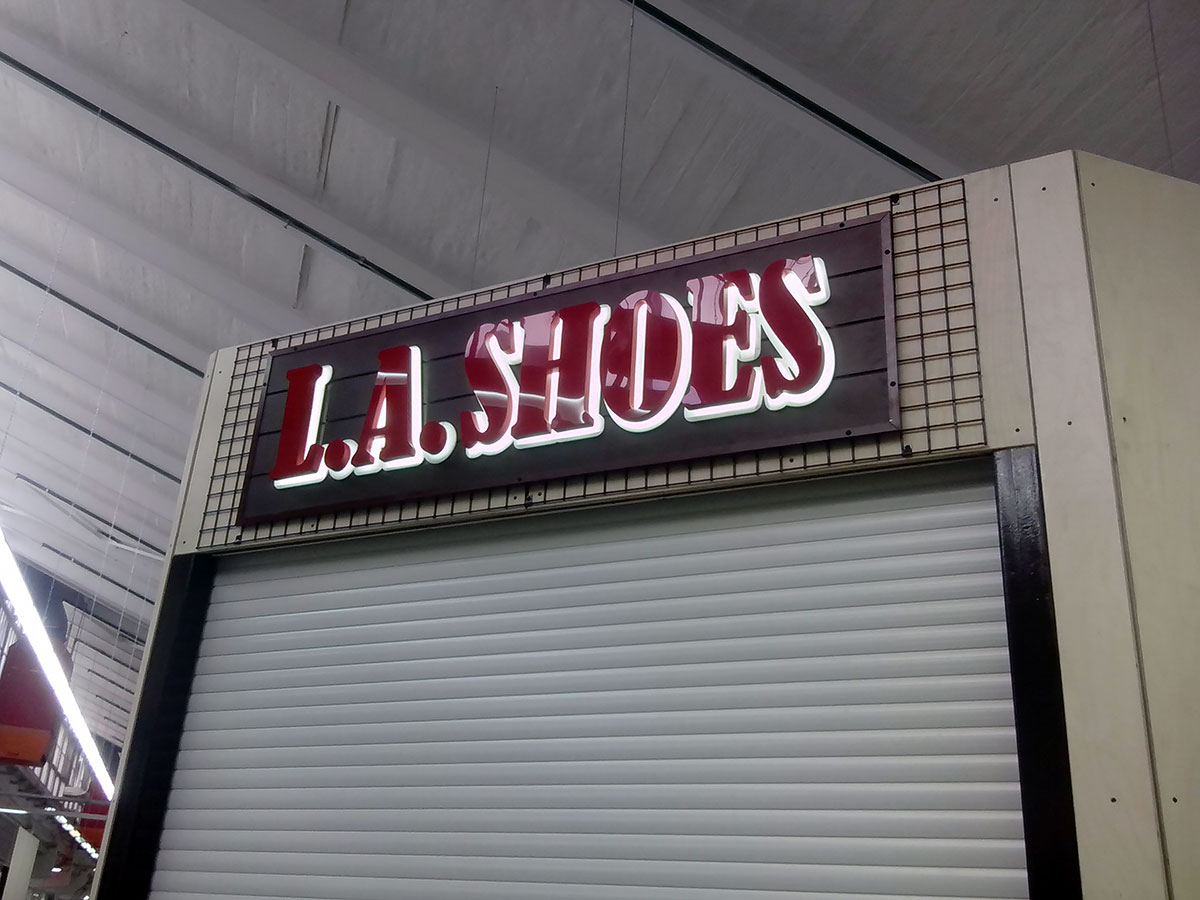 Світлова вивіска з об'ємними літерами для магазину взуття фото