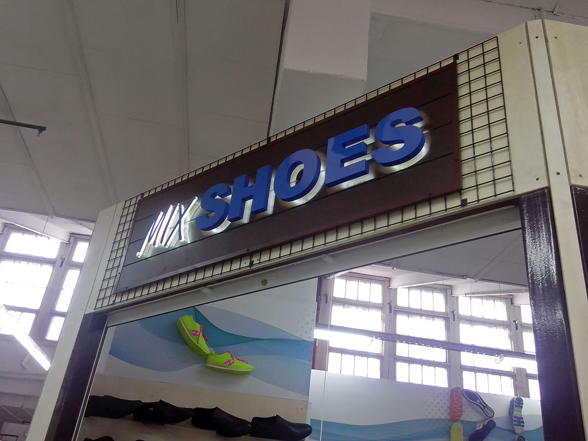 Світлова вивіска з об'ємними літерами для магазину взуття фото